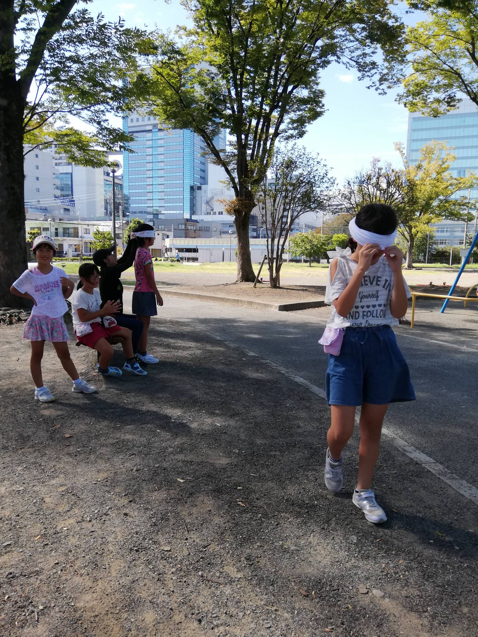 目隠しをして歩く練習？