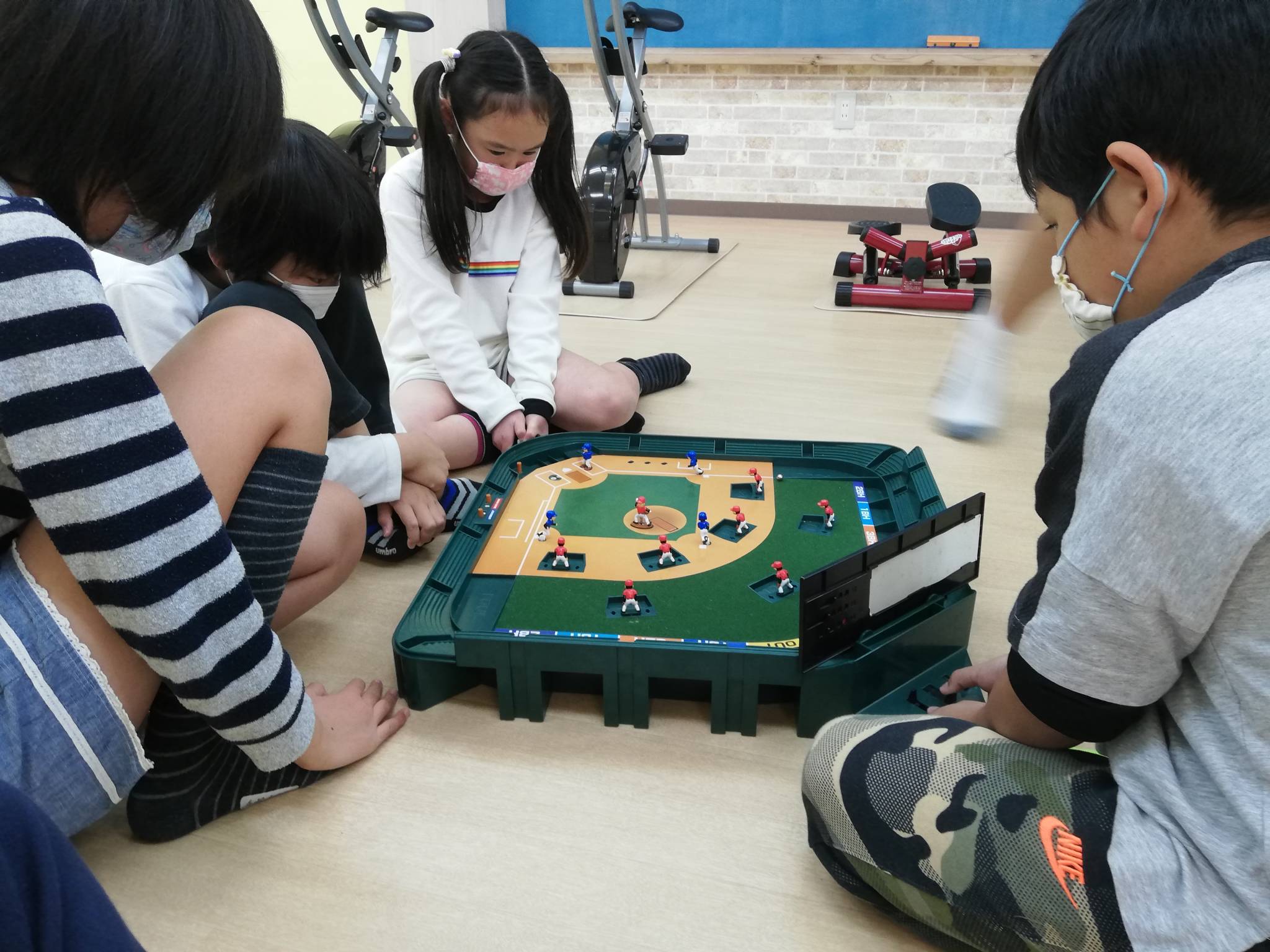 4月18日(土)  野球盤 & メロンパン🍈作り